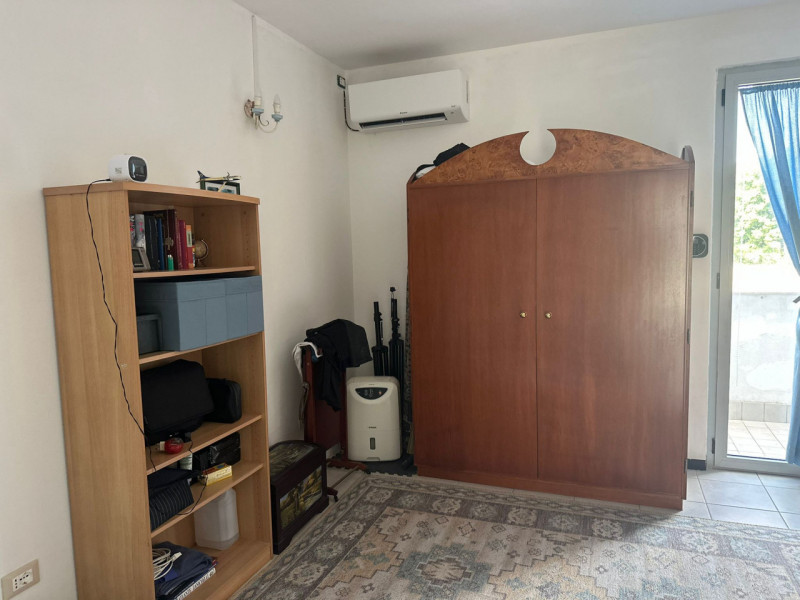 PADOVA quartiere TORRE in un contesto con parcheggio e adiacente a strada di forte passaggio, uff...