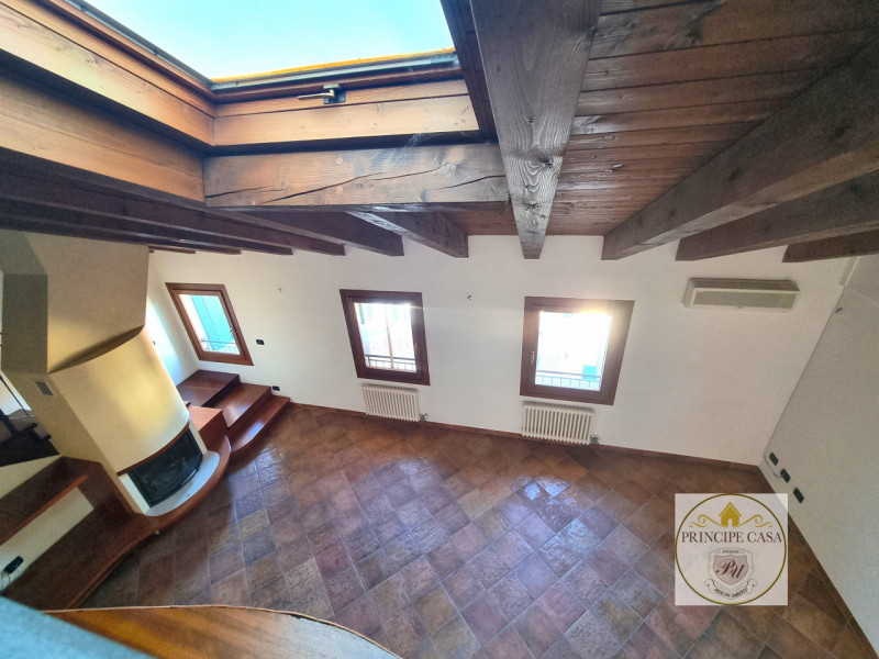 Proponiamo, in esclusiva alla nostra agenzia, elegante appartamento in stile duplex al secondo pi...