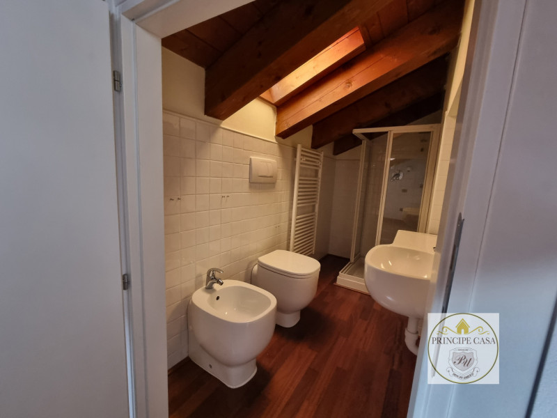 Proponiamo, in esclusiva alla nostra agenzia, elegante appartamento in stile duplex al secondo pi...