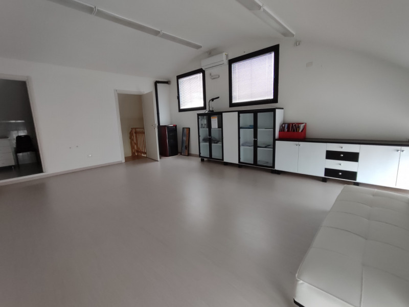 In zona centrale di Rubano, proponiamo ufficio/negozio su due piani. La struttura si sviluppa su ...