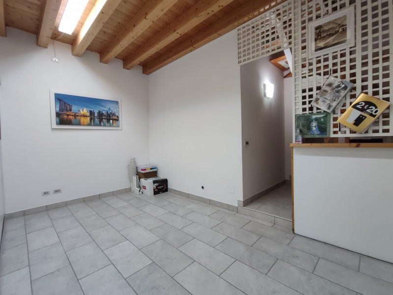 In zona centrale di Rubano, proponiamo ufficio/negozio su due piani. La struttura si sviluppa su ...