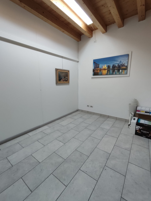 In zona centrale di Rubano, proponiamo ufficio/negozio su due piani. La struttura si sviluppa su ...
