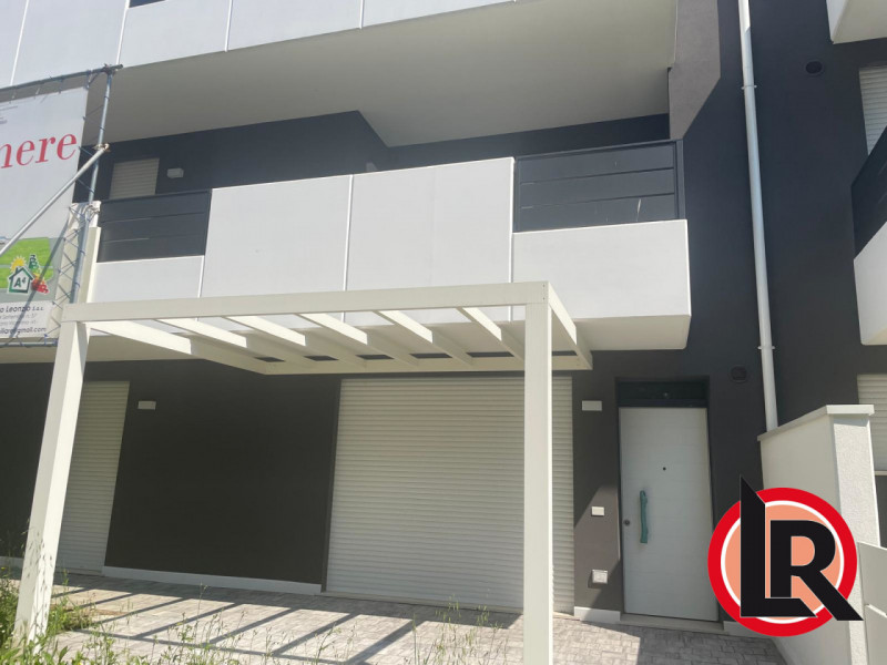 Disponibilità di importante tricamere con giardino, ingresso pedonale indipendente e posto auto p...