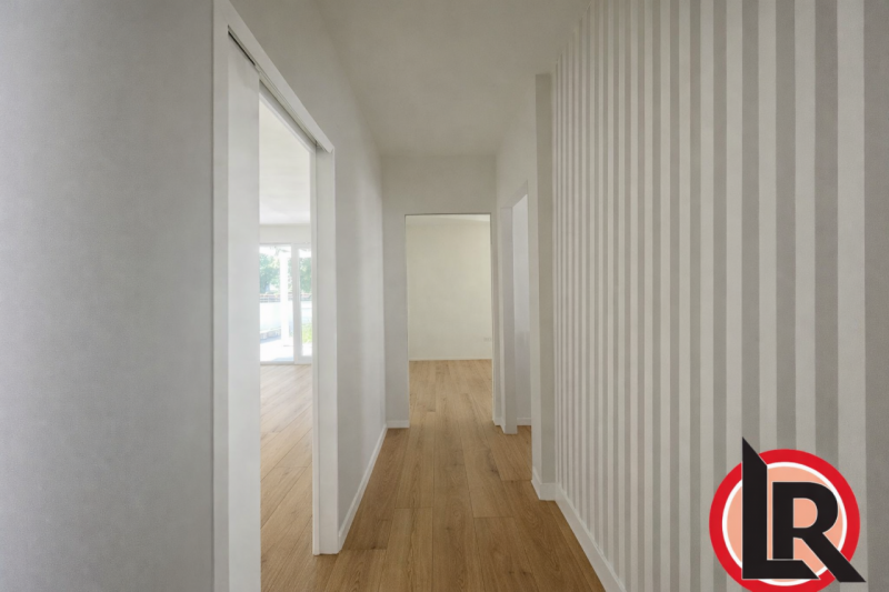 Disponibilità di importante tricamere con giardino, ingresso pedonale indipendente e posto auto p...