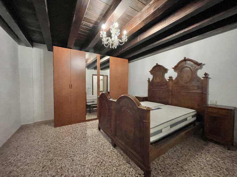 Inserito in una location esclusiva, ti proponiamo un elegante appartamento al piano terra.
Dispon...