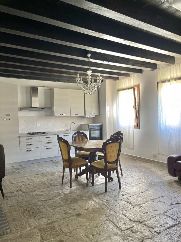 Inserito in una location esclusiva, ti proponiamo un elegante appartamento al piano terra.
Dispon...