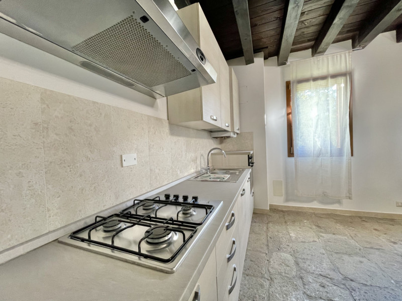 Inserito in una location esclusiva, ti proponiamo un elegante appartamento al piano terra.
Dispon...