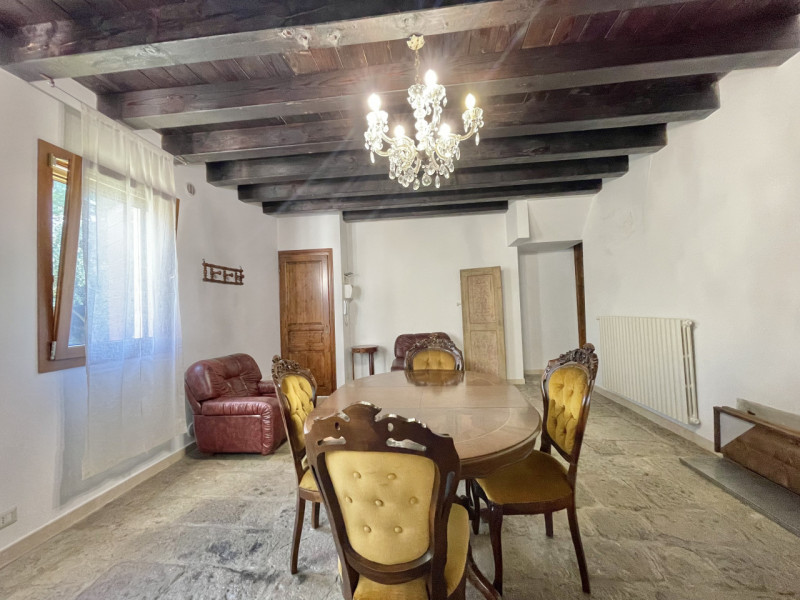 Inserito in una location esclusiva, ti proponiamo un elegante appartamento al piano terra.
Dispon...