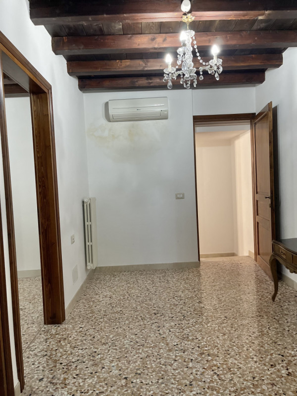 Inserito in una location esclusiva, ti proponiamo un elegante appartamento al piano terra.
Dispon...