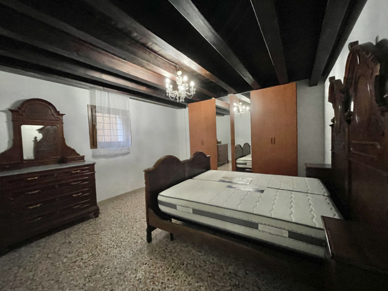 Inserito in una location esclusiva, ti proponiamo un elegante appartamento al piano terra.
Dispon...