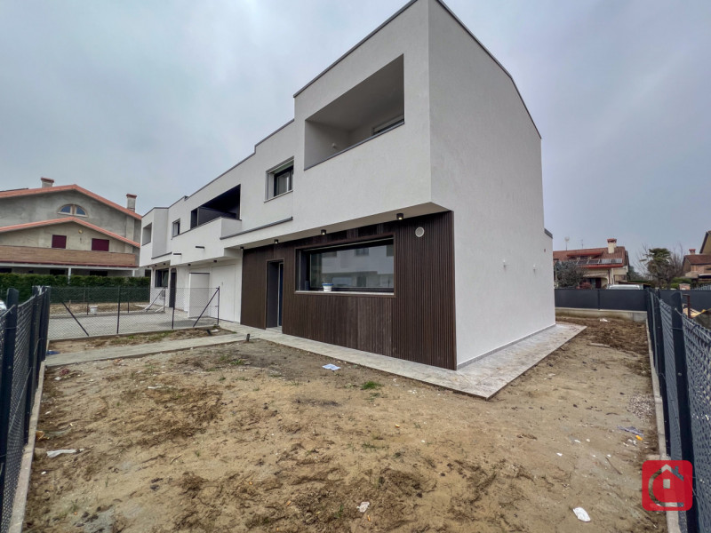 Vi proponiamo una splendida e moderna villa bifamiliare già allo stadio di grezzo avanzato.
-
Ott...