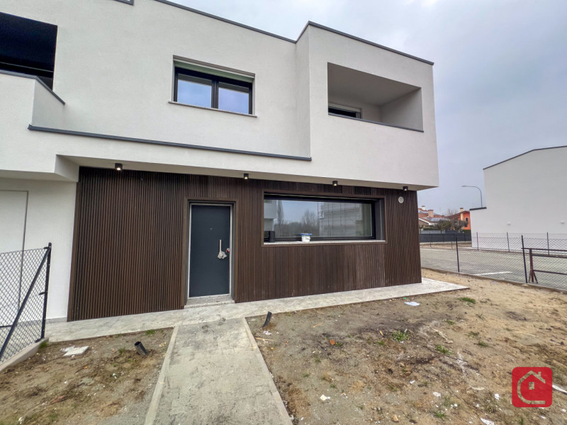 Vi proponiamo una splendida e moderna villa bifamiliare già allo stadio di grezzo avanzato.
-
Ott...