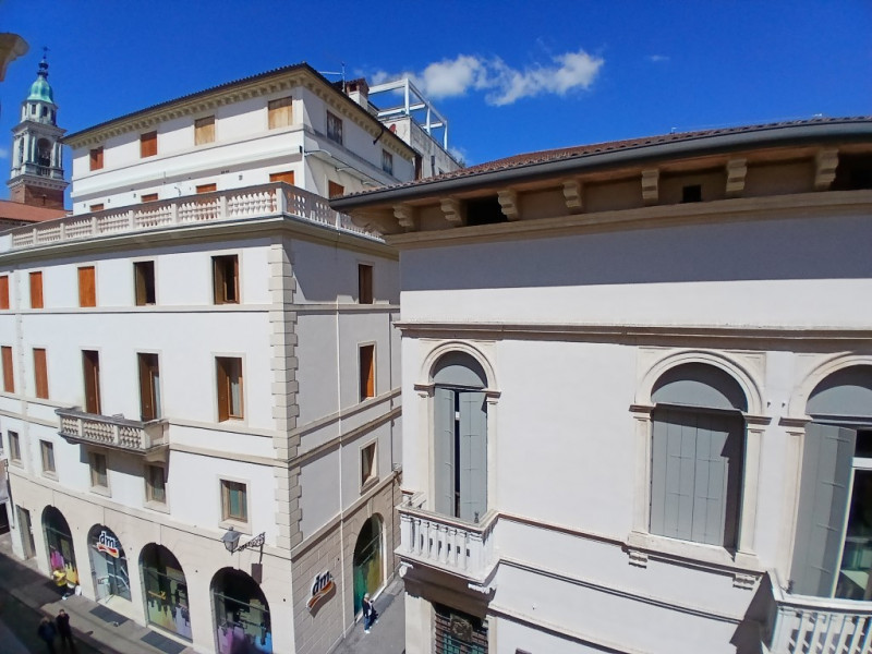 RAFFINATO UFFICIO DI CIRCA 200 MQ, IN PALAZZO STORICO NEL CUORE DI VICENZA. CODICE 4421 EURO 445....