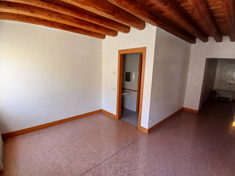 RAFFINATO UFFICIO DI CIRCA 200 MQ, IN PALAZZO STORICO NEL CUORE DI VICENZA. CODICE 4421 EURO 445....