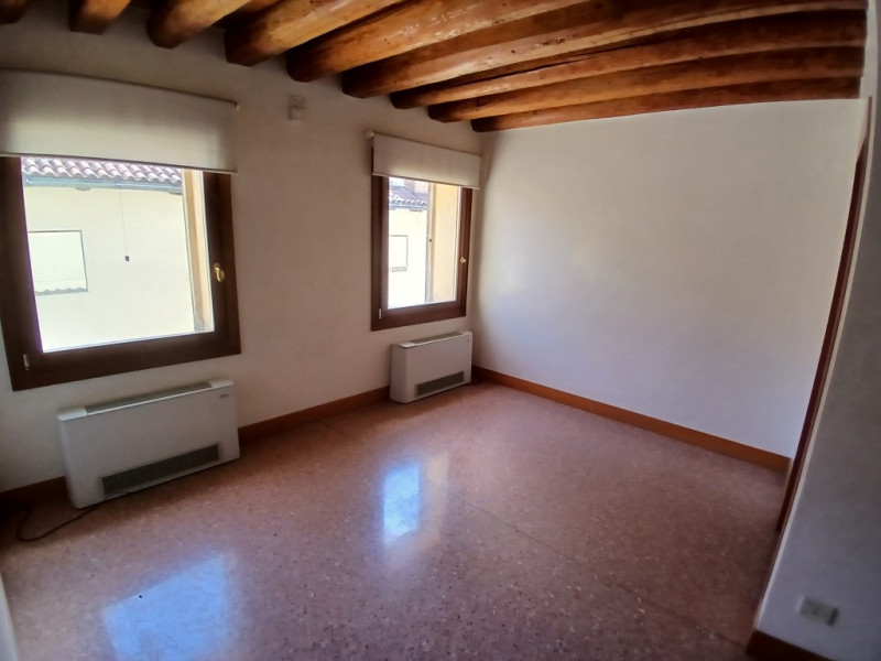 RAFFINATO UFFICIO DI CIRCA 200 MQ, IN PALAZZO STORICO NEL CUORE DI VICENZA. CODICE 4421 EURO 445....