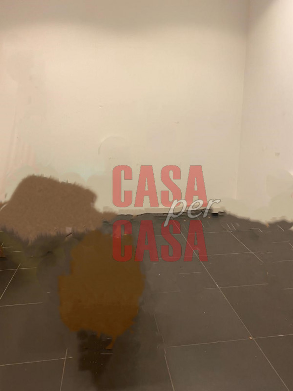 Rif. PDDAN   per info  Marilena m. 3277153302

Locale commerciale con 3 vetrine e possibilità di ...