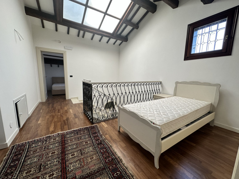 Appartamento, in Via Cesare Battisti, a 30 metri da Ospedale e a 150 metri dal Santo. Esposizione...