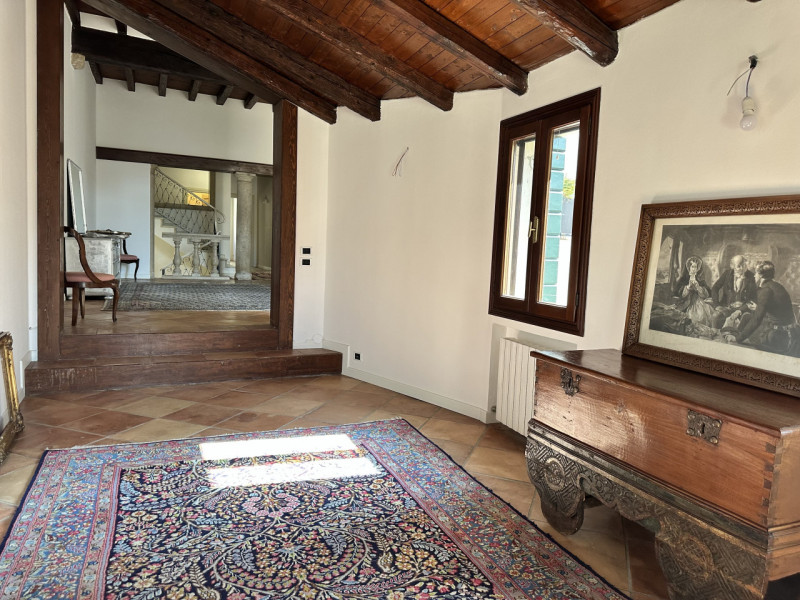 Appartamento, in Via Cesare Battisti, a 30 metri da Ospedale e a 150 metri dal Santo. Esposizione...