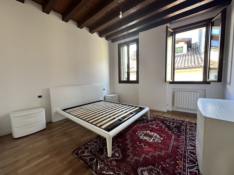 Appartamento, in Via Cesare Battisti, a 30 metri da Ospedale e a 150 metri dal Santo. Esposizione...