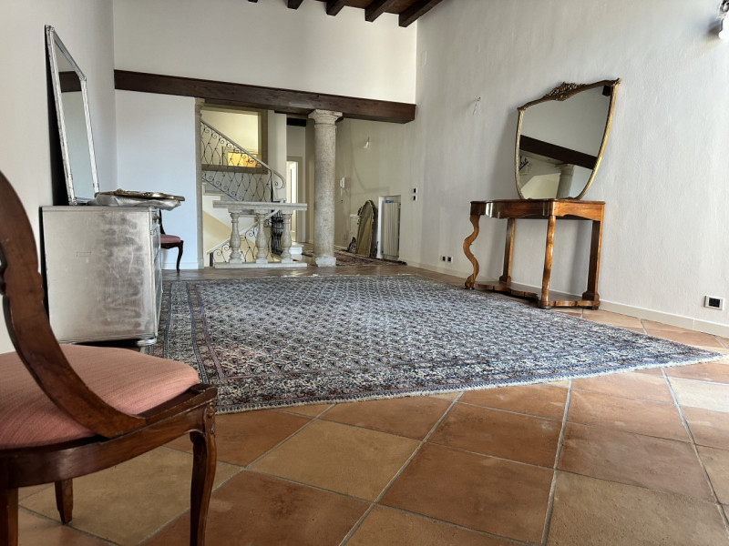 Appartamento, in Via Cesare Battisti, a 30 metri da Ospedale e a 150 metri dal Santo. Esposizione...