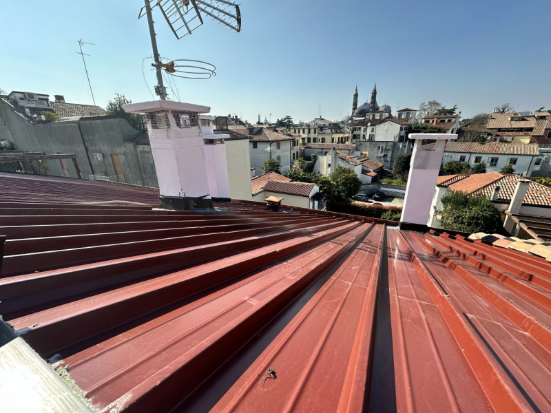 Appartamento, in Via Cesare Battisti, a 30 metri da Ospedale e a 150 metri dal Santo. Esposizione...