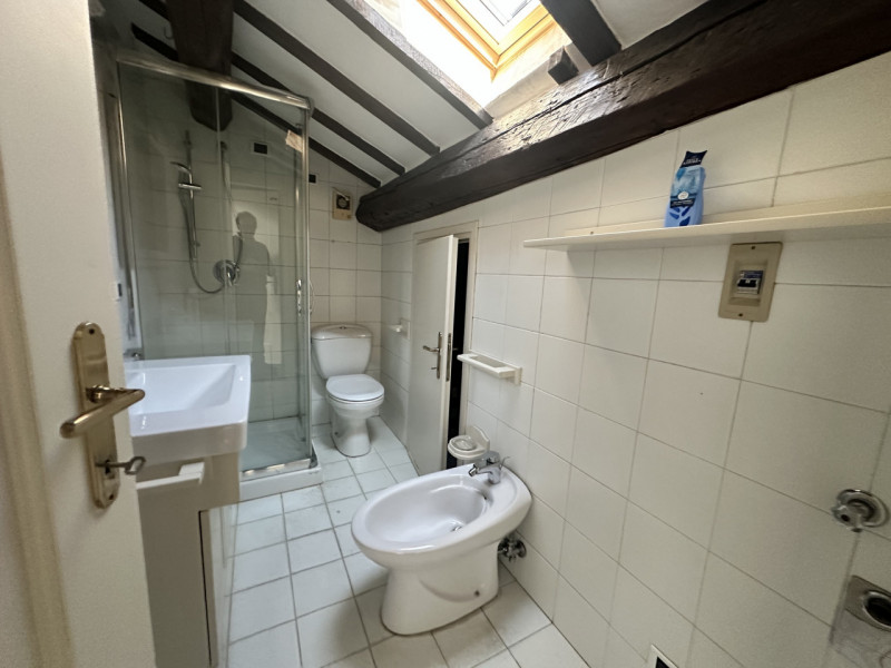 Appartamento, in Via Cesare Battisti, a 30 metri da Ospedale e a 150 metri dal Santo. Esposizione...