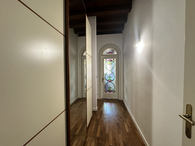 Appartamento, in Via Cesare Battisti, a 30 metri da Ospedale e a 150 metri dal Santo. Esposizione...