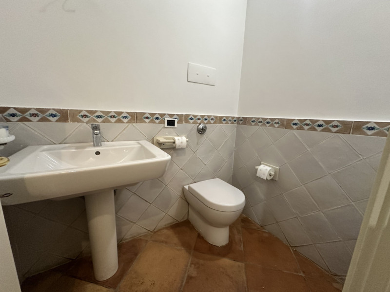 Appartamento, in Via Cesare Battisti, a 30 metri da Ospedale e a 150 metri dal Santo. Esposizione...