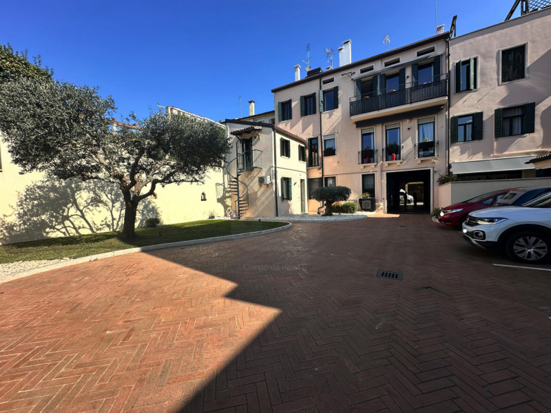 Appartamento, in Via Cesare Battisti, a 30 metri da Ospedale e a 150 metri dal Santo. Esposizione...