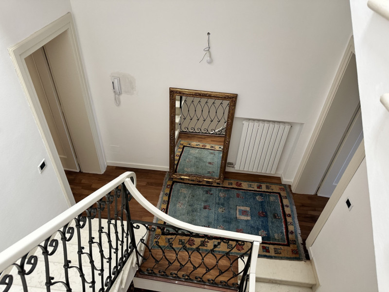 Appartamento, in Via Cesare Battisti, a 30 metri da Ospedale e a 150 metri dal Santo. Esposizione...