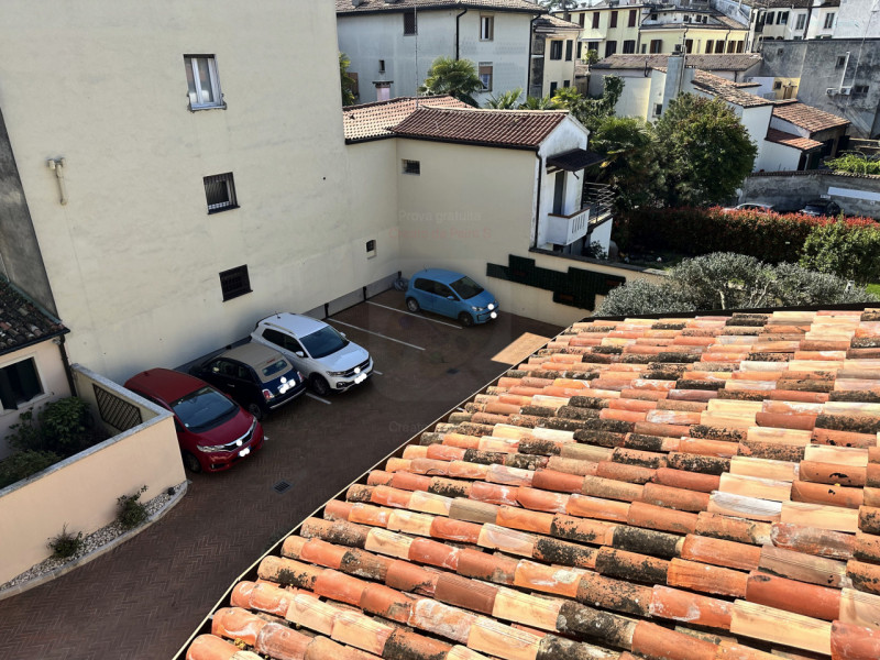 Appartamento, in Via Cesare Battisti, a 30 metri da Ospedale e a 150 metri dal Santo. Esposizione...