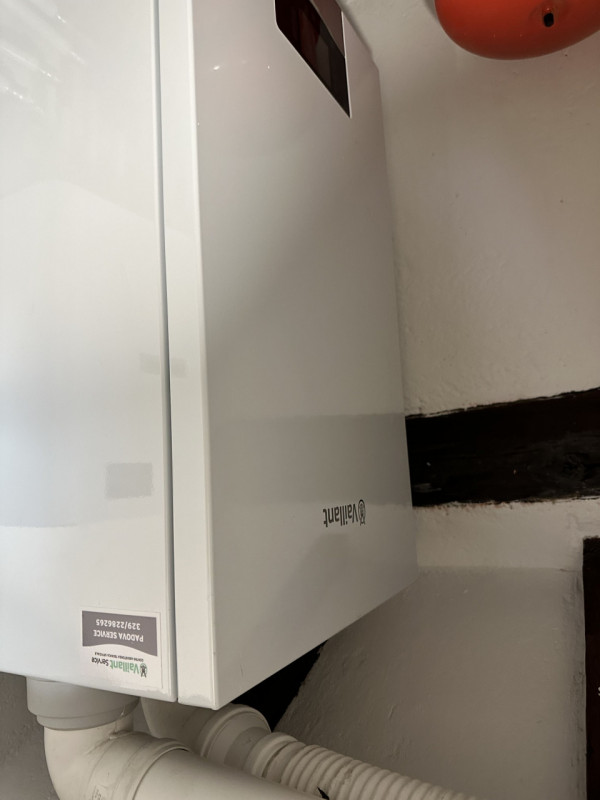 Appartamento, in Via Cesare Battisti, a 30 metri da Ospedale e a 150 metri dal Santo. Esposizione...