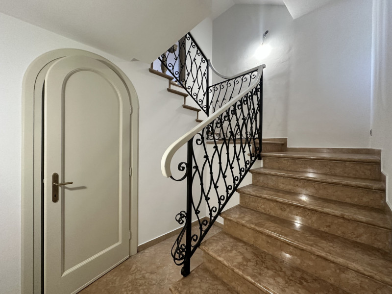 Appartamento, in Via Cesare Battisti, a 30 metri da Ospedale e a 150 metri dal Santo. Esposizione...