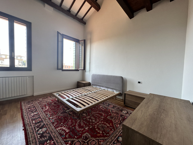 Appartamento, in Via Cesare Battisti, a 30 metri da Ospedale e a 150 metri dal Santo. Esposizione...