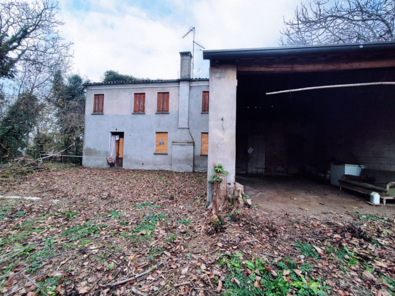 Borgo Veneto, località Saletto, proponiamo in vendita rustico da ristrutturare, con scoperto escl...