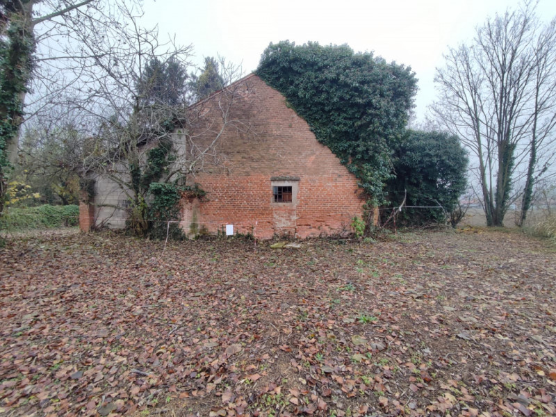 Borgo Veneto, località Saletto, proponiamo in vendita rustico da ristrutturare, con scoperto escl...