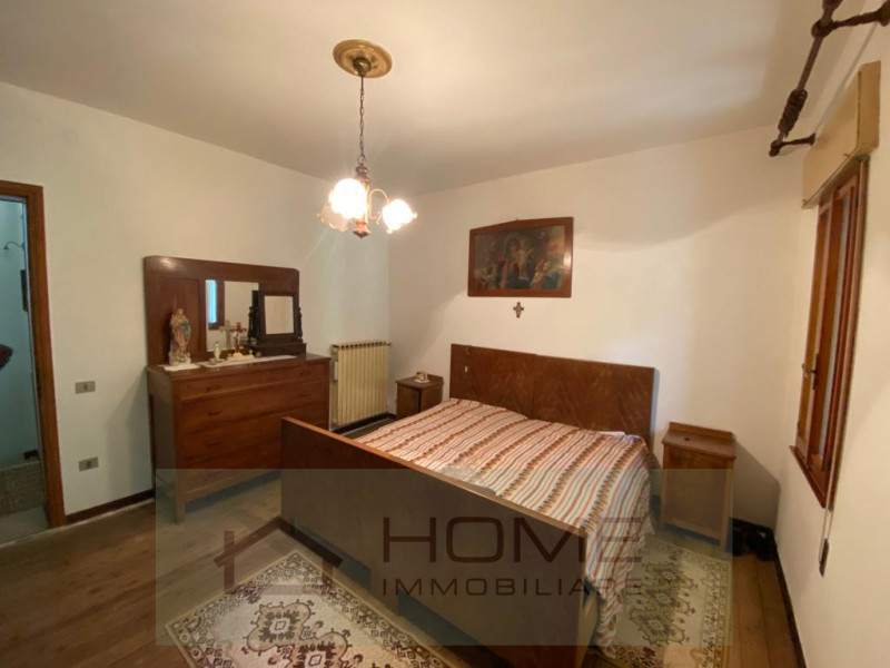 A Carbonara nel comune di Rovolon, proponiamo in vendita villetta indipendente da ristrutturare, ...