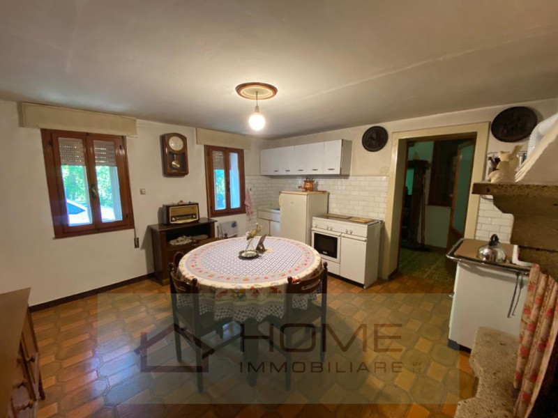 A Carbonara nel comune di Rovolon, proponiamo in vendita villetta indipendente da ristrutturare, ...