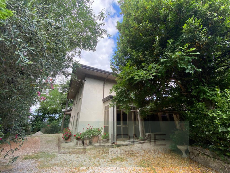 A Carbonara nel comune di Rovolon, proponiamo in vendita villetta indipendente da ristrutturare, ...