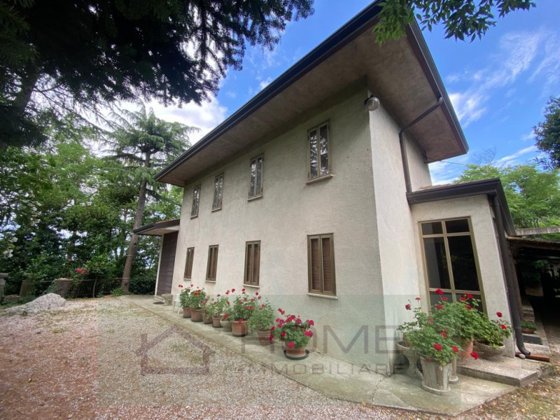 A Carbonara nel comune di Rovolon, proponiamo in vendita villetta indipendente da ristrutturare, ...