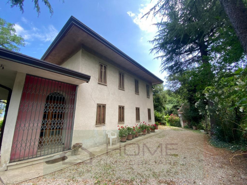 A Carbonara nel comune di Rovolon, proponiamo in vendita villetta indipendente da ristrutturare, ...