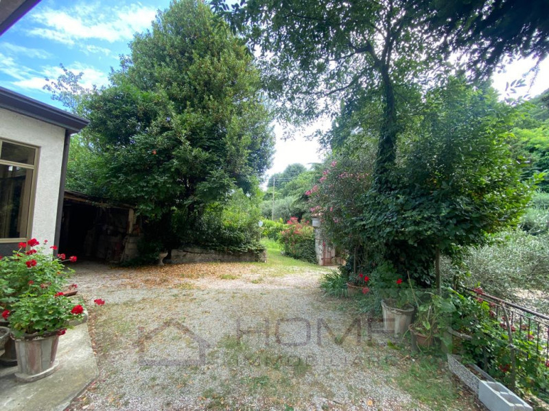 A Carbonara nel comune di Rovolon, proponiamo in vendita villetta indipendente da ristrutturare, ...