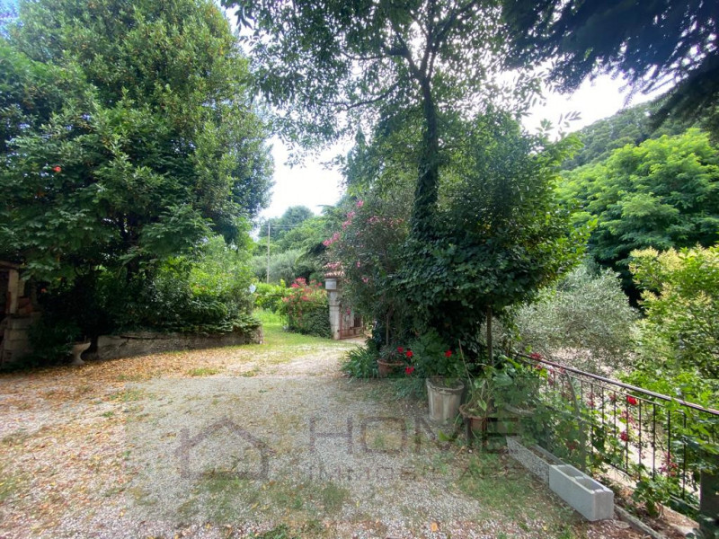 A Carbonara nel comune di Rovolon, proponiamo in vendita villetta indipendente da ristrutturare, ...