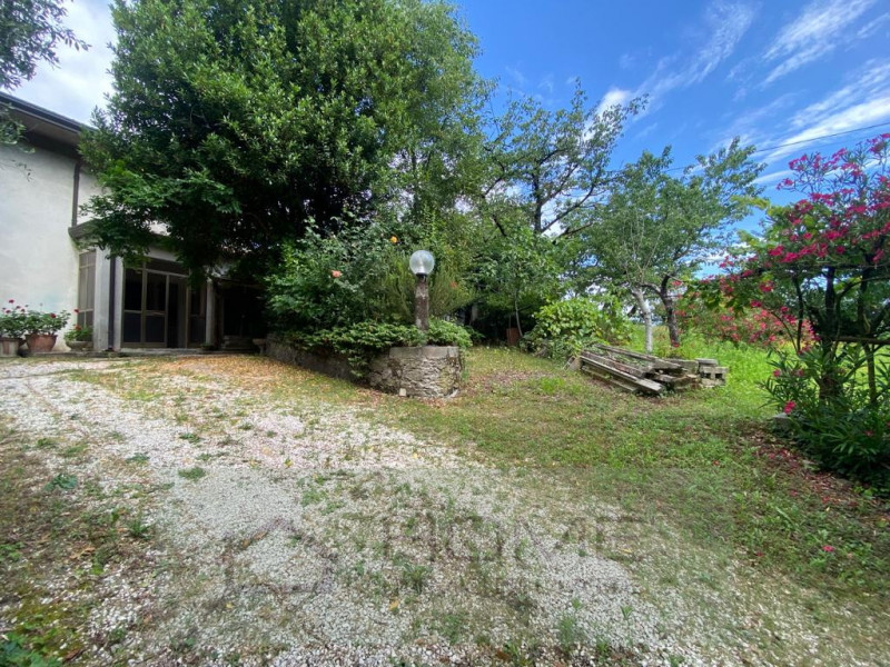 A Carbonara nel comune di Rovolon, proponiamo in vendita villetta indipendente da ristrutturare, ...