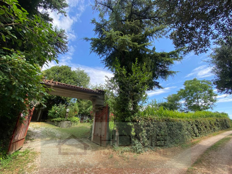 A Carbonara nel comune di Rovolon, proponiamo in vendita villetta indipendente da ristrutturare, ...