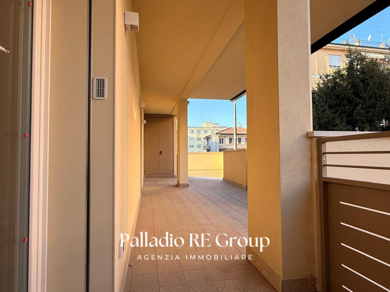 A VICENZA, in zona Ovest, comoda a tutti i servizi, si propone in vendita ampio e luminoso nuovo ...