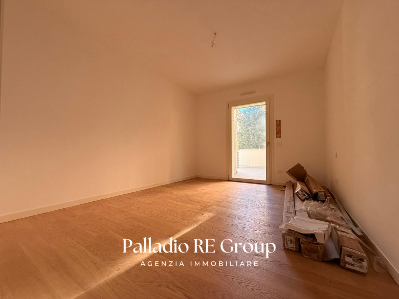 A VICENZA, in zona Ovest, comoda a tutti i servizi, si propone in vendita ampio e luminoso nuovo ...