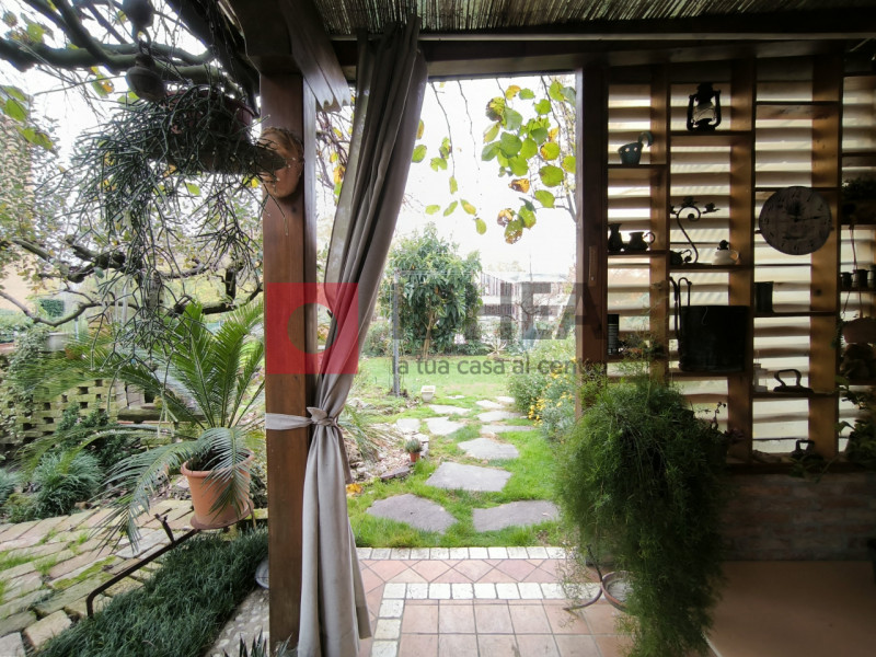 CASIER: CENTRO

Inserita in un bel contesto residenziale, in zona centrale al paese, ma distante ...