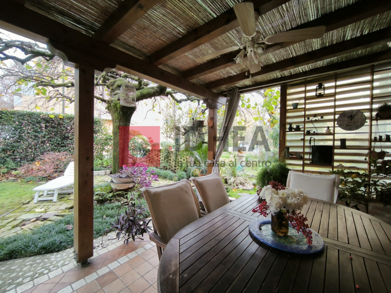 CASIER: CENTRO

Inserita in un bel contesto residenziale, in zona centrale al paese, ma distante ...