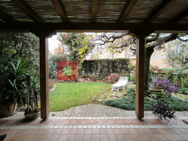 CASIER: CENTRO

Inserita in un bel contesto residenziale, in zona centrale al paese, ma distante ...